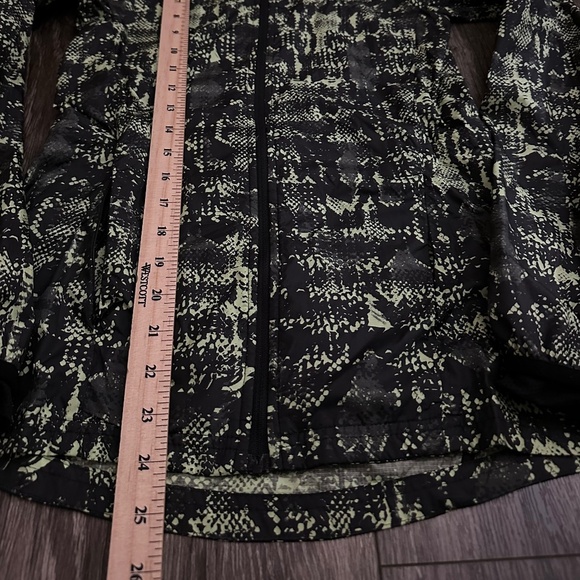Nike Running Lightweight Jacket Womens size XS Snakeskin Removable Hood-Vented - Picture 8 of 9